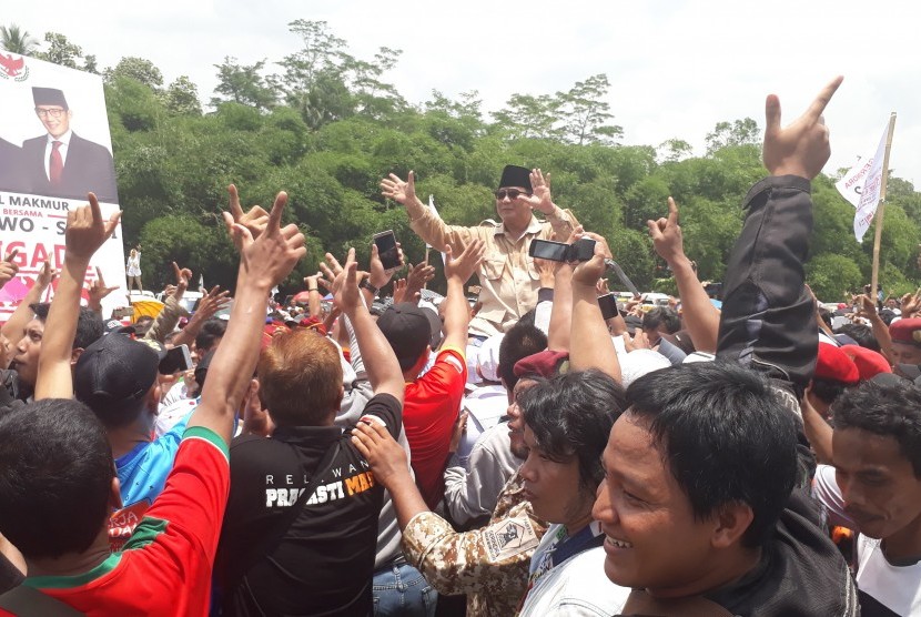 Calon presiden nomor 01 Prabowo Subiyanto memberikan orasi politik dalam  pertemuan dengan tokoh masyarakat Purbalingga di lapangan Desa Slinga  Kecamatan Kaligondang Kabupaten Purbalingga, Rabu (13/2).