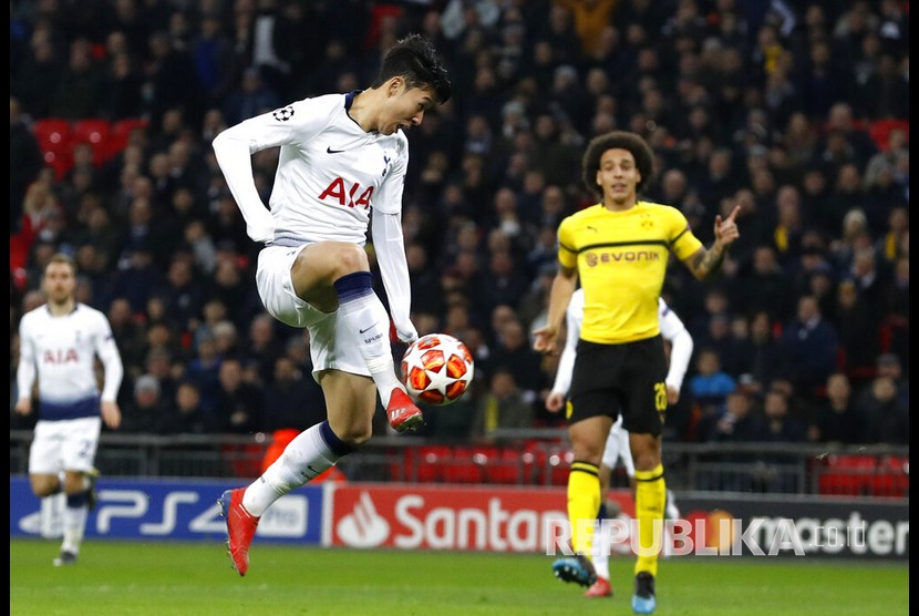  Pesepakbola Tottenham Hotspur Heung-Min Son berusaha mengontrol bola dibayangi pesepakbola Borussia Dortmund.