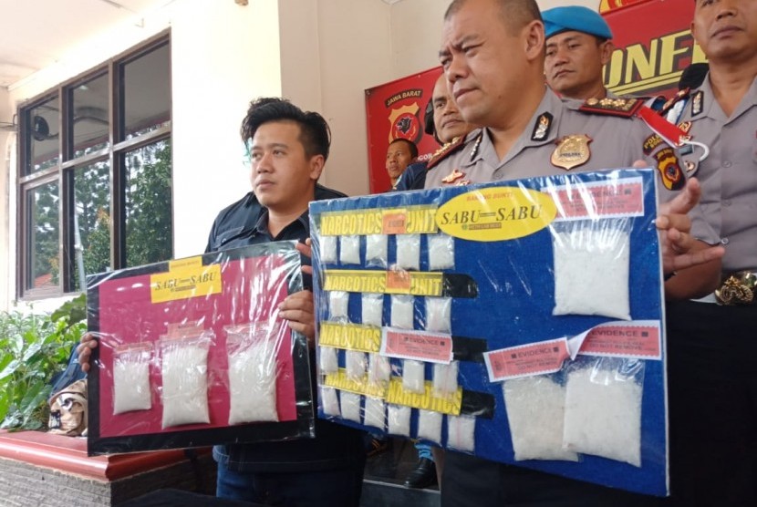 Polres Bogor bongkar kasus narkoba di rumah industri sabu oplosan seberat 1,552 kilogram, di Polres Bogor, Kabupaten Bogor, Kamis (14/2). Dalam keterangan pers Polisi mengungkap modus sabu oplosan merupakan kasus baru di Indonesia. 