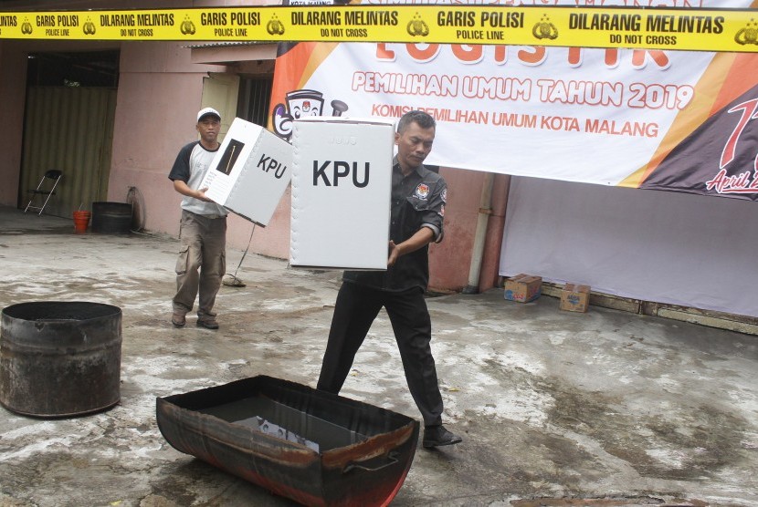 Petugas Komisi Pemilihan Umum (KPU) menyelamatkan kotak suara dalam Simulasi Pengamanan Logistik Pemilu di Gudang KPU, Malang, Jawa Timur, Kamis (14/2/2019). 