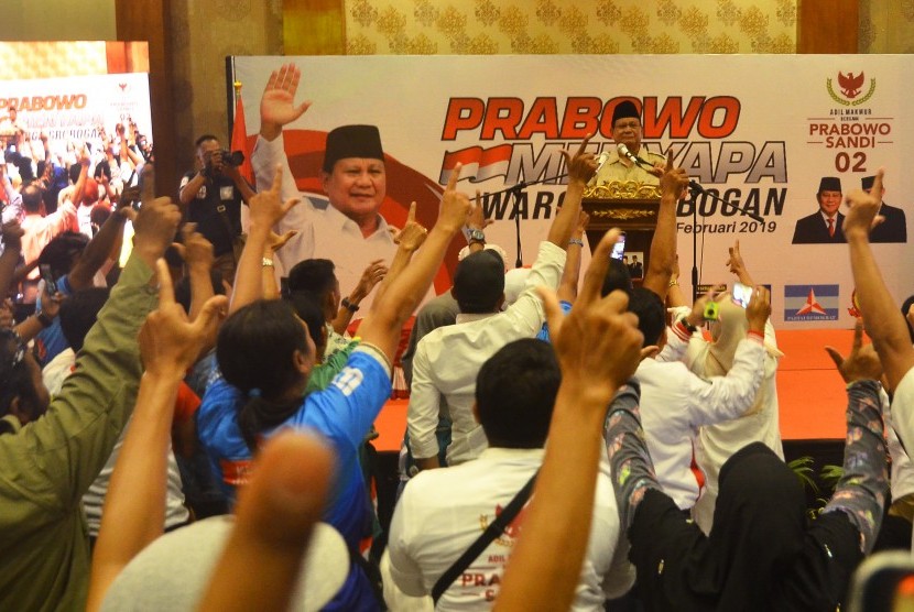 Capres nomor urut 02 Prabowo Subianto menyampaikan sambutan saat kunjungan di Grobogan, Jawa Tengah, Kamis (14/2/2019).