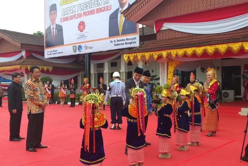 Presiden Jokowi tiba di Bandara Fatmawati Soekarno Bengkulu, Jumat (15/2) untuk membuka Tanwir Muhammadiyah ke-51.