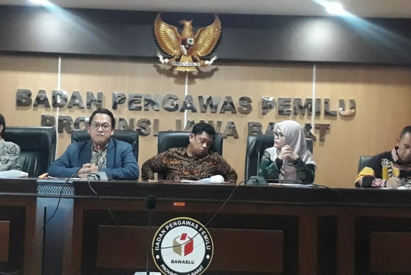 Bawaslu Jabar, menggelar konferensi pers tentang rusaknya 2.463 kotak suara di Jabar dan masih kekurangan 6.708 kotak