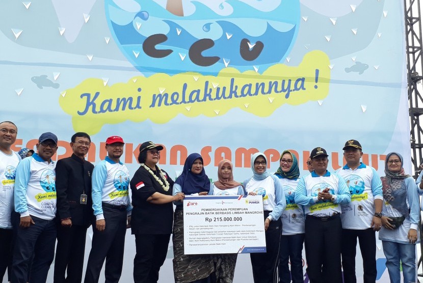 Direktur PT Indonesia Power Sripeni Inten Cahyani secara simbolis  memberikan bantuan sebesar Rp 215 dalam acara Coastal Clean Up di Pantai  Kejawanan, Cirebon, Jumat (15/2).