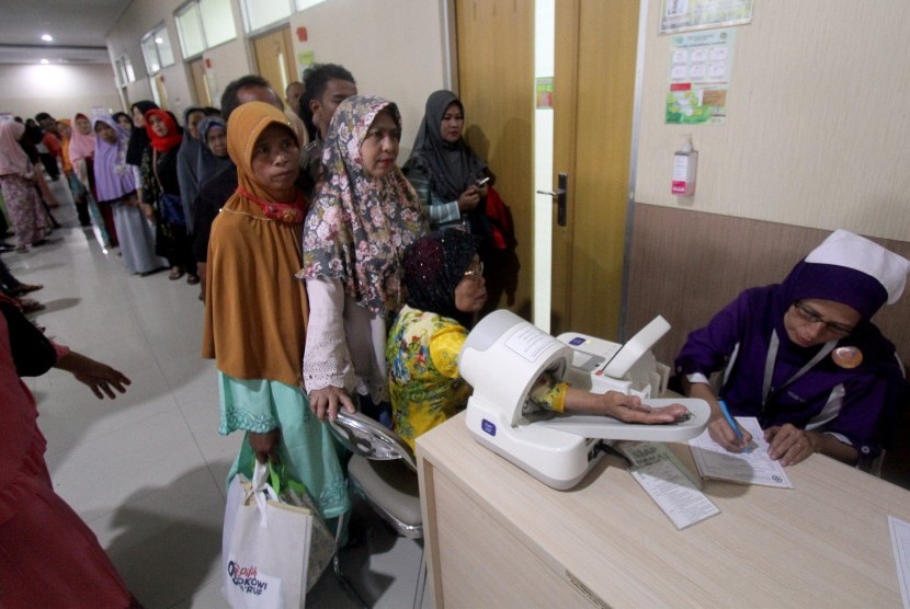 Sejumlah pasien antre untuk menerima layanan kesehatan di RSUD Leuwiliang, Kabupaten Bogor, Jawa Barat