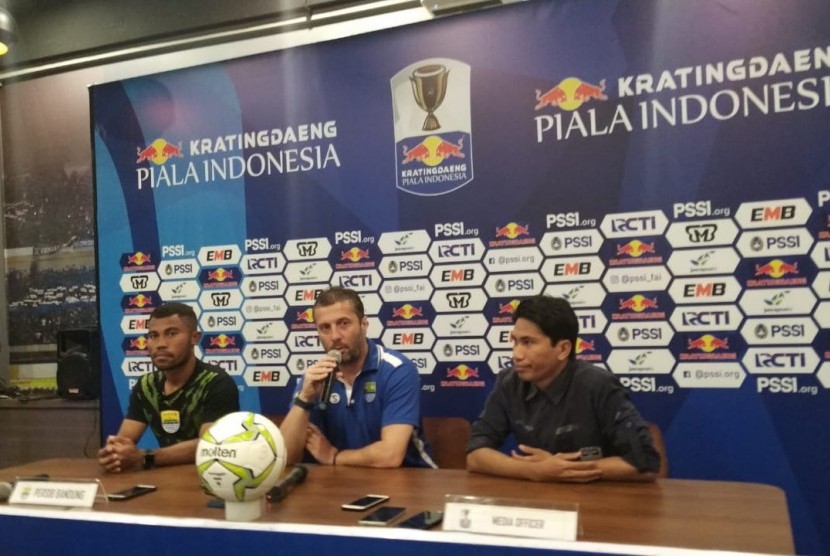 Pemain Persib Bandung, Ardi Idrus (kiri) dan pelatih Persib, Miljan Radovic (tengah) di Graha Persib, Jalan Sulanjana, Kota Bandung, Ahad (17/2). 