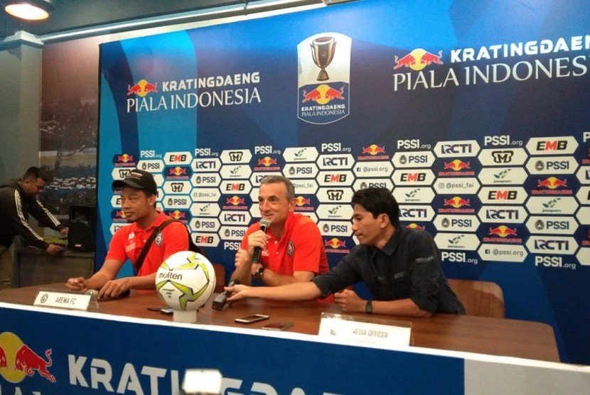 Pemain Arema FC, Hamka Hamzah (kiri) dan pelatih Arema FC, Milomir Seslija  (tengah) di Graha Persib, Jalan Sulanjana, Kota Bandung, Ahad (17/2). 