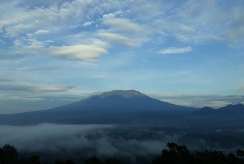 Pemandangan Indah dari Puncak Gunung Kasumbo, di Nagari Sungayang, Kabupaten Tanah Datar, Sumatera Barat, Ahad (17/2)| 