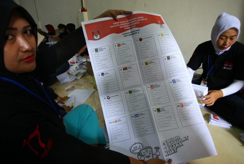 Petugas logistik KPU Pusat melipat surat suara pemilihan Anggota DPR RI Pemilu 2019 untuk pemilih luar negeri di gudang logistik KPU di Benda, Tangerang, Banten, (17/2/2019).