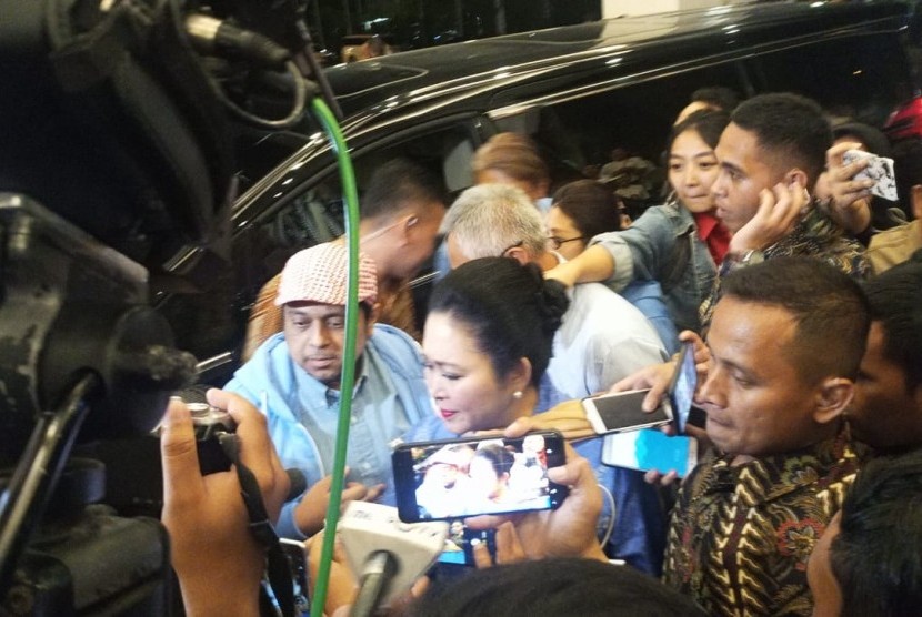 Titiek Soeharto menjelang debat capres kedua. Hôtel Sultan Jakarta, Ahad (17/2). 