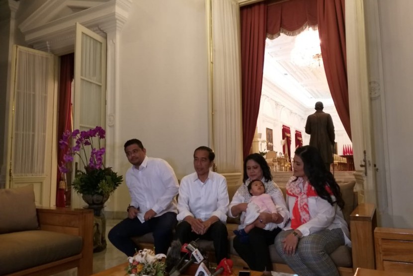 Capres nomor urut 01, Jokowi, bersiap menuju lokasi debat putaran kedua. Jokowi hadiri debat ditemani sang istri, Iriana, dan menantunya, Bobby Nasution. 