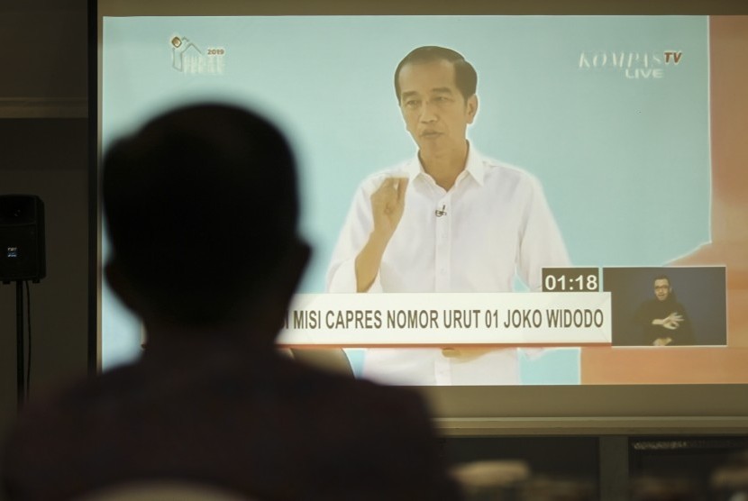 Siluet Wakil Presiden Jusuf Kalla menyaksikan siaran langsung Debat Kedua Pilpres 2019 di rumah dinasnya di Jalan Diponegoro, Jakarta, Ahad (17/2/2019).