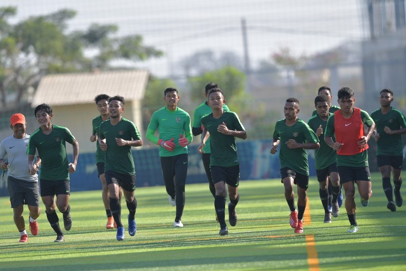 Pemain Timnas U-22 melakukan pemanasan dalam latihan menjelang pertandingan Sepak Bola AFF U-22 di lapangan AUPP Sport Club, Phnom Penh, Kamboja, Ahad (17/2/2019). 