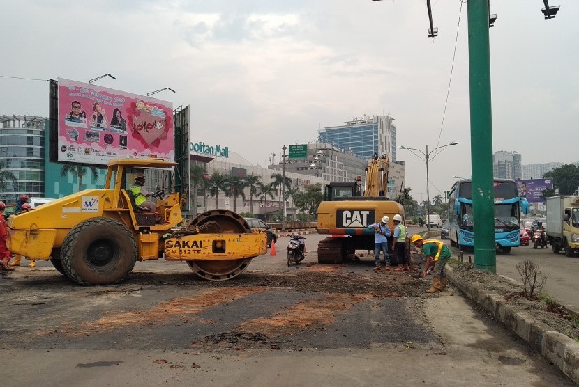Perbaikan jalan KH Noer Ali Bekasi, Senin (18/2).