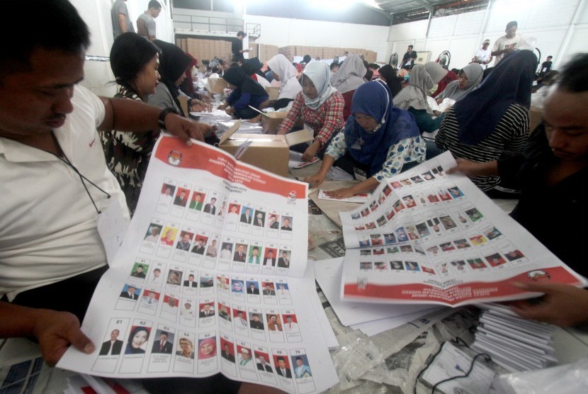 Sejumlah pekerja lepas melakukan pelipatan surat suara. 