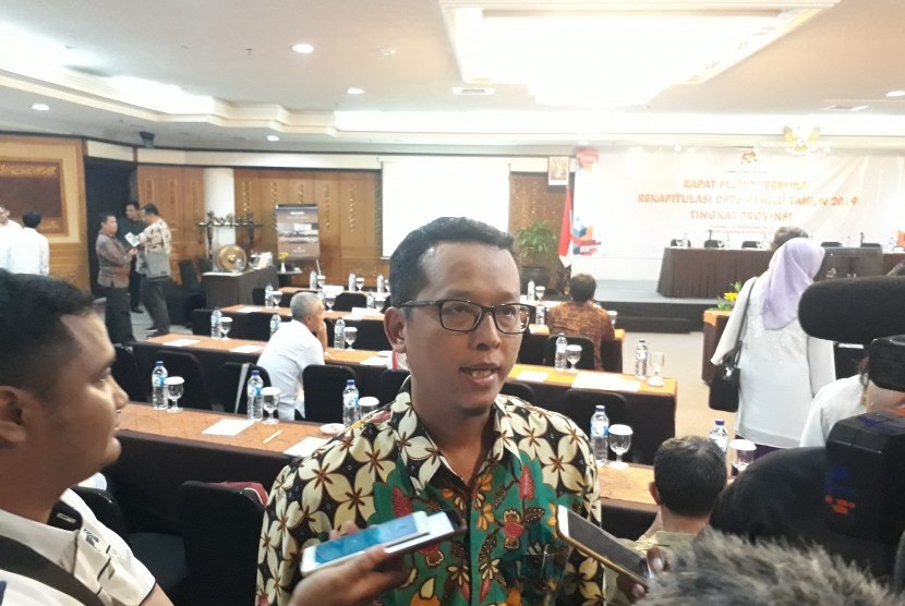 Ketua KPU DIY, Hamdan Kurniawan, saat menghadiri rapat pleno  rekapitulasi Daftar Pemilih Tambahan (DPTb) DIY pada pemilu 2019 di Santika  Hotel Yogyakarta, Senin (18/2).