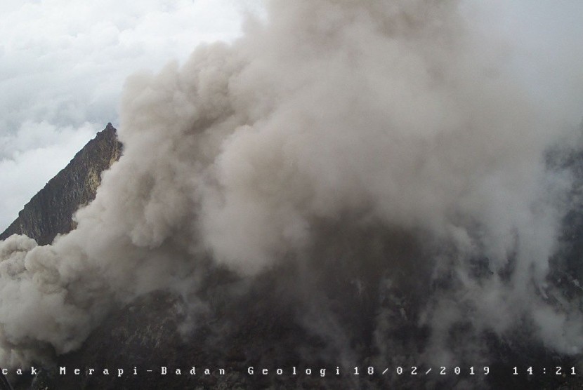 Tampilan Gunung Merapi saat mengeluarkan guguran awan panas pada  Senin (18/2).