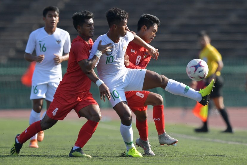 Pemain Timnas U-22 Osvaldo Haay (tengah) dikawal dua pemain Myanmar Myat Kaung Khant (kanan) dan Win Moe Kyaw (kedua kiri) dalam pertandingan Grub B Piala AFF U-22 di Stadion Nasional Olimpiade Phnom Penh, Kamboja, Senin (18/2/2019).