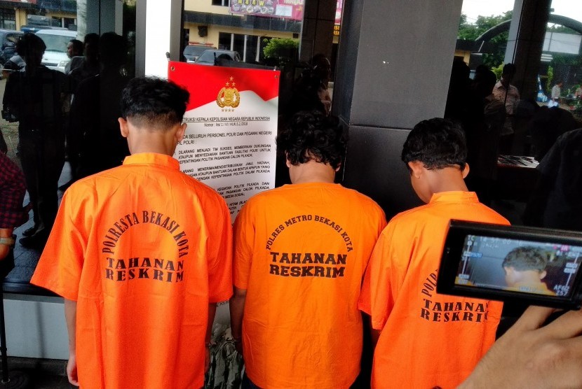 Pelaku tawuran ditangkap (ilustrasi). Polisi menetapkan 16 orang sebagai tersangka tawuran di Petamburan, Jakarta Barat. Satu korban tawuran kini dalam kondisi kritis akibat sabetan benda tajam di bagian perutnya.