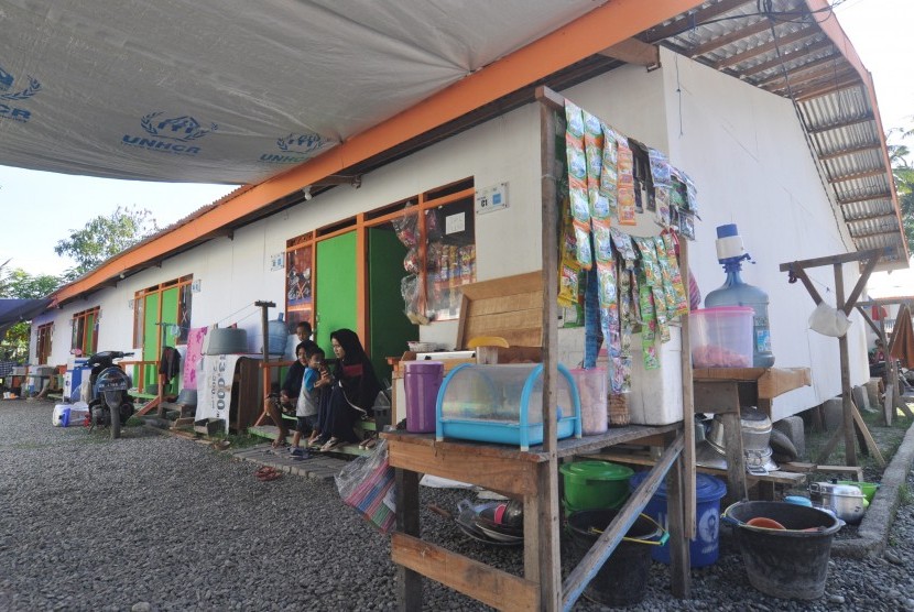 Sejumlah warga korban bencana gempa dan tsunami berada di hunian atau shelter sementara bantuan Aksi Cepat Tanggap (ACT) di Desa Wani, Kabupaten Donggala, Sulawesi Tengah, Senin (18/2/2019). 