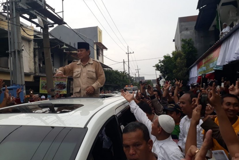 Calon Presiden nomor urut 02 Prabowo Subianto seusai menghadiri deklarasi dukungan dari Jamaah Thoriqoh Sathoriah di Tambak Deres, Kenjeran, Surabaya, Selasa (19/2).