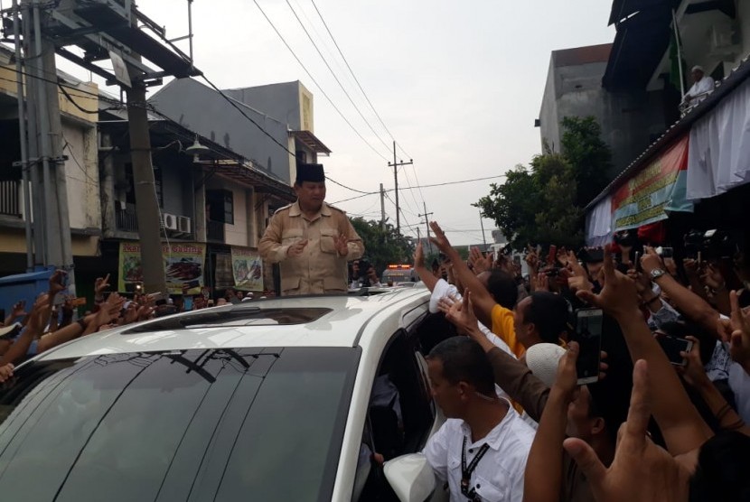 Calon Presiden nomor urut 02 Prabowo Subianto seusai menghadiri deklarasi dukungan dari Jamaah Thoriqoh Sathoriah di Tambak Deres, Kenjeran, Surabaya, Selasa (19/2).