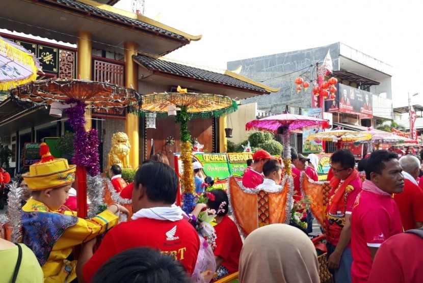 Kemeriahan festival cap go meh di Kota Padang, Selasa (19/2).