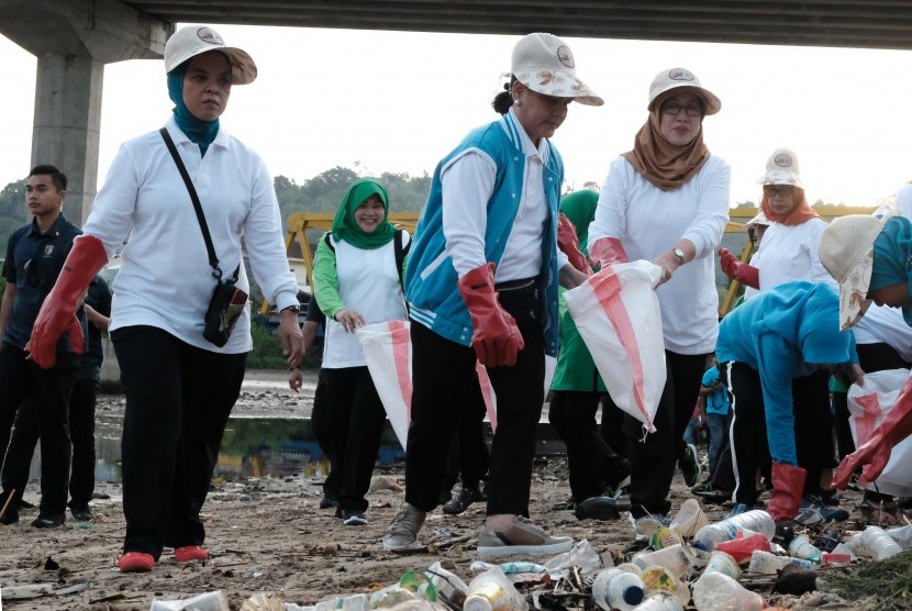 Ibu Negara Iriana Joko Widodo (tengah) mengambil sampah di Pantai Galala-Hative Kecil, Ambon, Rabu (20/2/2019). 