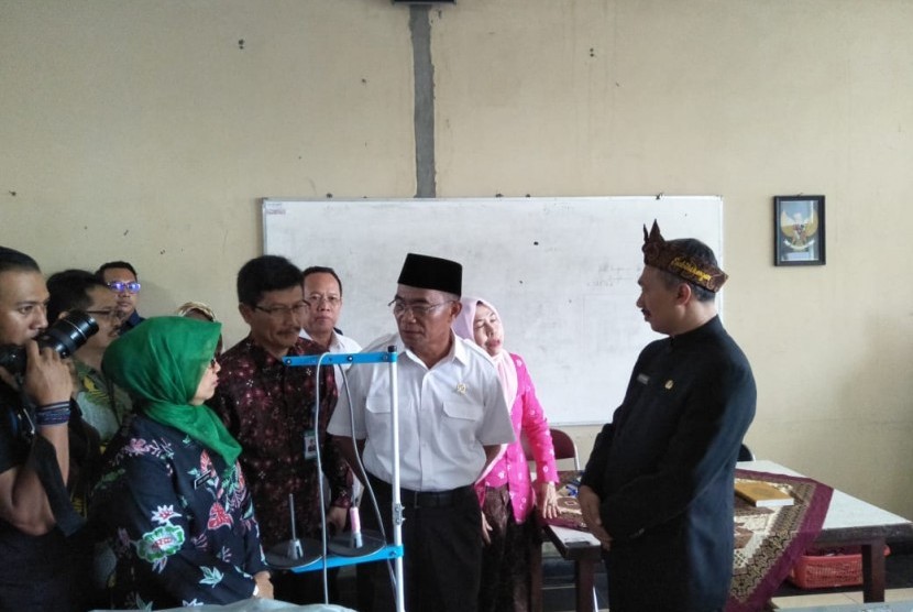 Mendikbud Muhadjir Effendy: Menteri Pendidikan dan Kebudayaan (Mendikbud) Muhadjir Effendy saat mengunjungi SMKN 9 Bandung, Jawa Barat, Kamis (21/2). 