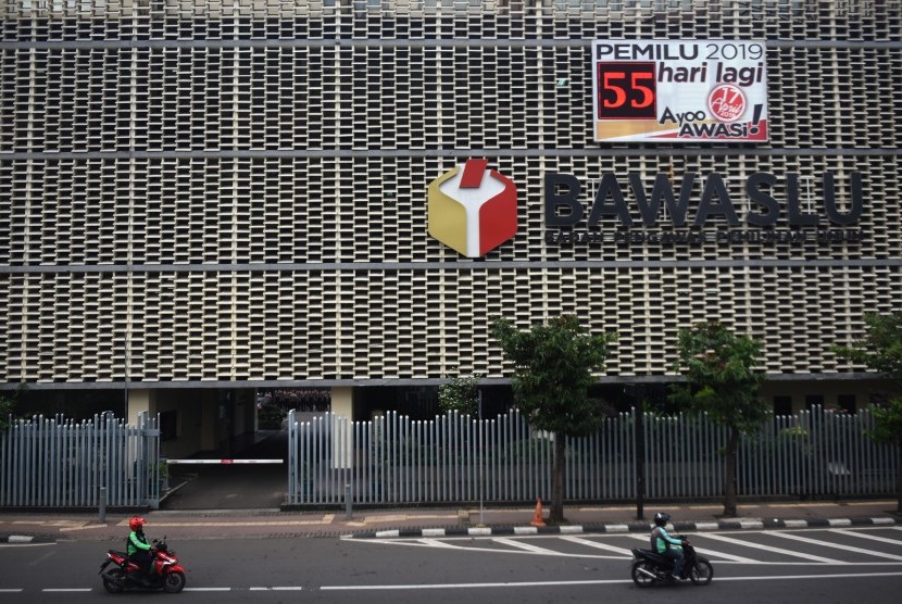 [ilustrasi] Pengguna jalan melintasi papan elektronik Pemilu 2019 di kantor Bawaslu, Jakarta.
