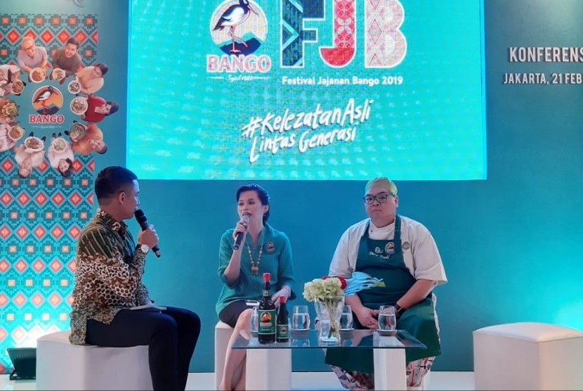 PT Unilever Indonesia Tbk: Foods Director PT Unilever Indonesia Tbk Hernie Raharja (tengah) dan Chef Ragil Imam pada konferensi pers jelang Festival Jajanan Bango (FJB) 2019 di Kemang, Kamis (21/2). 