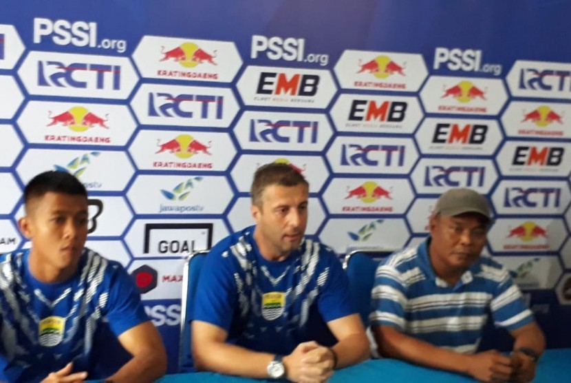 Persib Bandung: Pelatih Persib Bandung, Miljan Radovic dan Pamain Febri Hariyadi memberikan keterangan pers ihwal pertandingan melawan Arema FC di leg kedua babak 16 besar Piala Indonesia 2019, di Kantor Arema FC, Kota Malang, Kamis (21/2). 