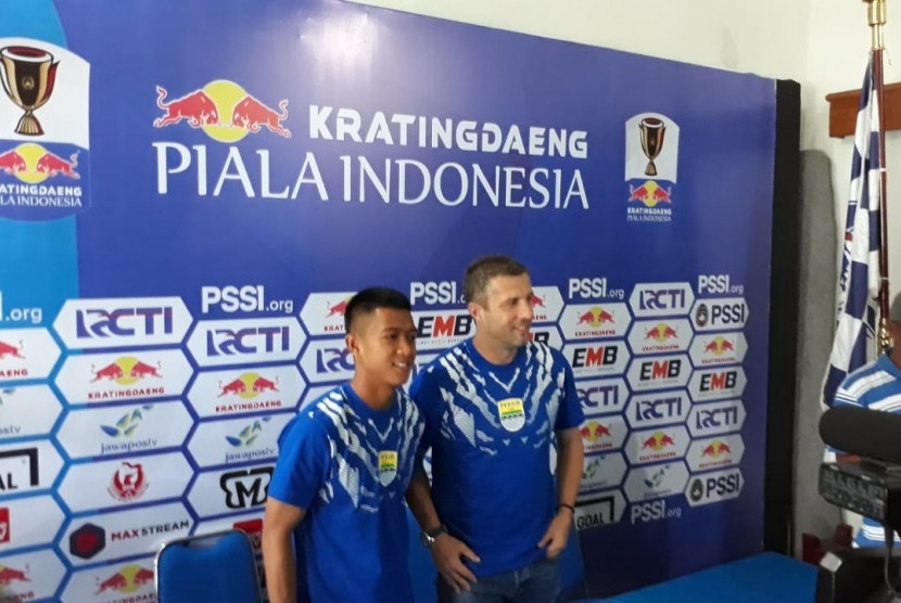 Persib Bandung: Pelatih Persib Bandung, Miljan Radovic dan Pamain Febri Hariyadi memberikan keterangan pers ihwal pertandingan melawan Arema FC di leg kedua babak 16 besar Piala Indonesia 2019, di Kantor Arema FC, Kota Malang, Kamis (21/2). 