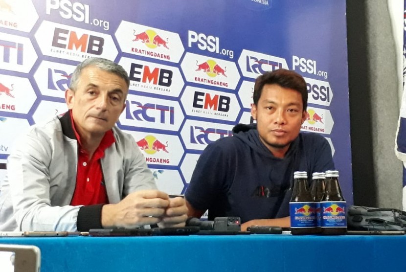 Arema FC: Pelatih Arema FC, Milomir Seslija dan Kapten Hamka Hamzah memberikan keterangan pers terkait persiapan pertandingan melawan Persib Bandung di leg kedua babak 16 besar Piala Indonesia 2019, di Kantor Arema, Kota Malang, Kamis (21/2). 