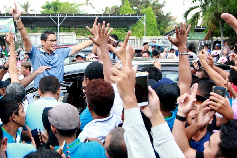 Sandiaga Uno: Calon Wakil Presiden nomor urut 02 Sandiaga Salahudin Uno (kiri) menyapa pendukungnya saat berkunjung di Banyuwangi, Jawa Timur, Kamis (21/2/2019).