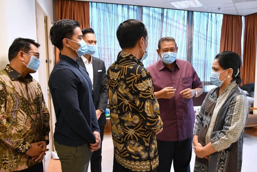 Jokowi Menjenguk Ani Yudhoyono: Presiden Jokowi didampingi Bu Iriana Jokowi menjenguk Ani Yudhoyono yang dirawat di National University Singapore, Kamis (21/2).