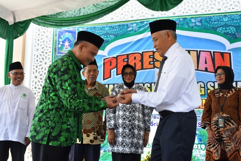 Masjid Agung Sleman: Peresmian bangunan menara Masjid Agung Kabupaten Sleman, Jumat  (22/2). 