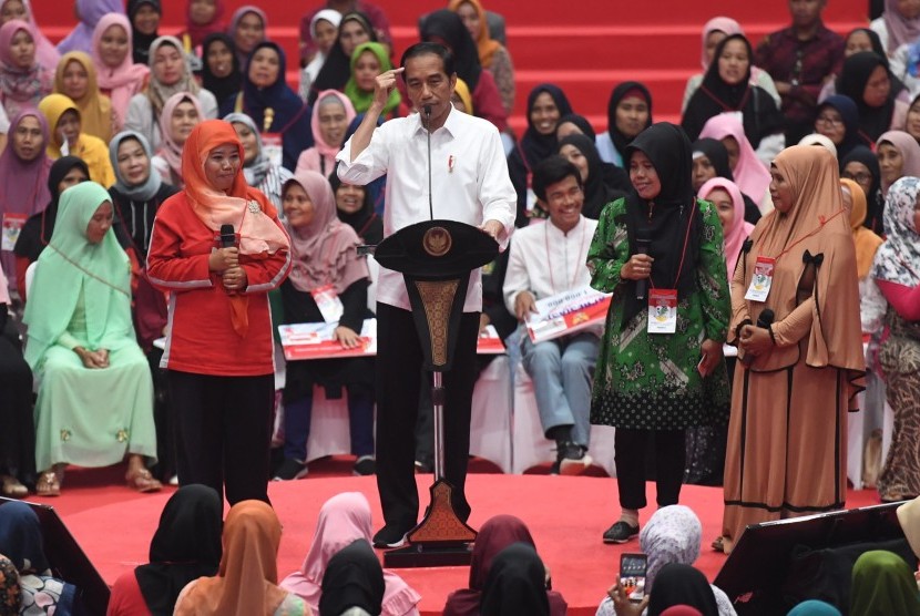 Jokowi Penyaluran PKH BPNT: Presiden Joko Widodo (kedua kiri) berdialog dengan warga dalam acara penyaluran bantuan sosial Program Keluarga Harapan (PKH) dan Bantuan Pangan Non Tunai (BPNT) tahun 2019 di Cibinong, Bogor, Jumat (22/2/2019).