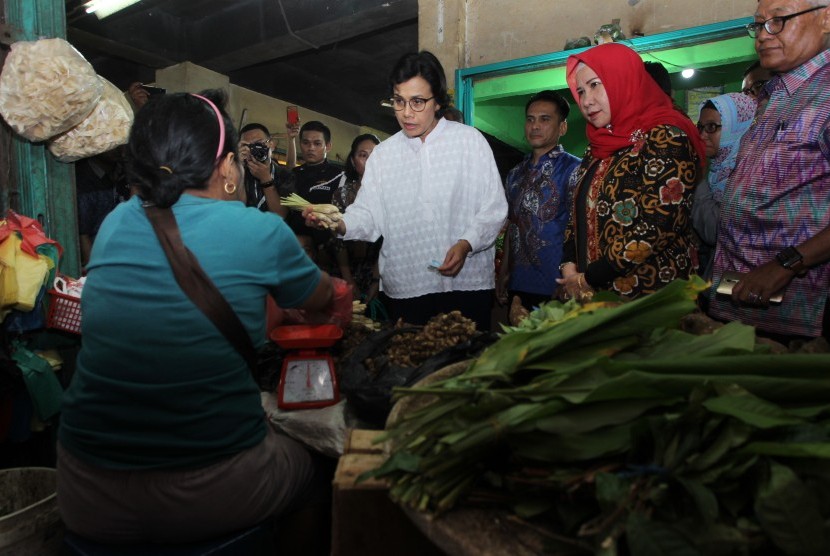 Menkeu Sri Mulyani Kunker Bengkulu: Menteri Keuangan Sri Mulyani (kedua kiri) berbincang dengan pedagang di Pasar Traditional Bengkulu, Jumat (22/2/2019).