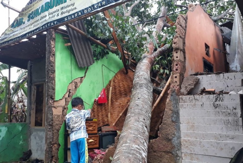 Sarana SPBU dan rumah warga di Kecamatan Cicantayan Kabupaten Sukabumi rusak diterjang angin kencang Jumat (22/2) sore. (Ilustrasi)