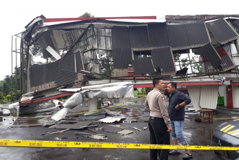 Puting Beliung Terjang Sukabumi: Sarana SPBU dan rumah warga di Kecamatan Cicantayan Kabupaten Sukabumi rusak diterjang angin puting beliung Jumat (22/2) sore. Kejadian tersebut terjadi ketika Sukabumi diguyur hujan deras