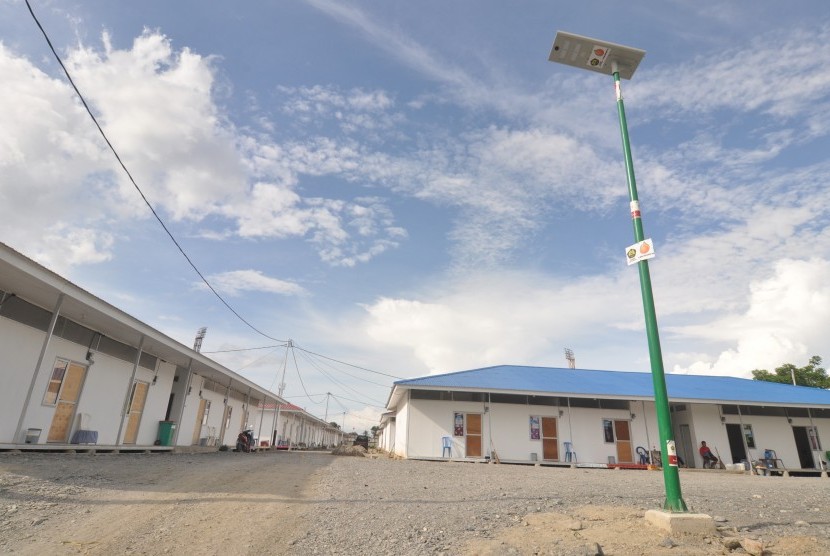 Bantuan Penerangan Huntara ESDM: Sebuah lampu penerangan bertenaga surya terpasang di sekitar lingkungan Hunian sementara (Huntara) pengungsi korban bencana di Palu, Sulawesi Tengah, Sabtu (23/2/2019).