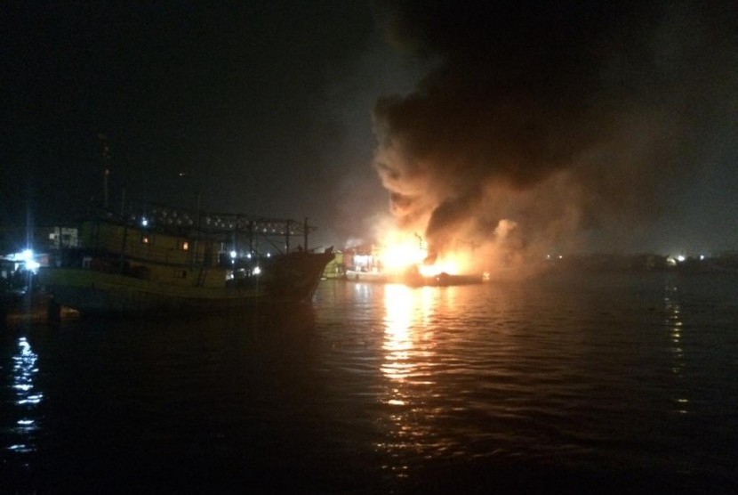 Kebakaran kapal di Pelabuhan Muara Baru belum bisa dipadamkan hingga Sabtu (23/2) malam. Bahkan, kebakaran yang sebelumnya terpusat di bagian timur pelabuhan, kini merembet hingga ke bagian barat.