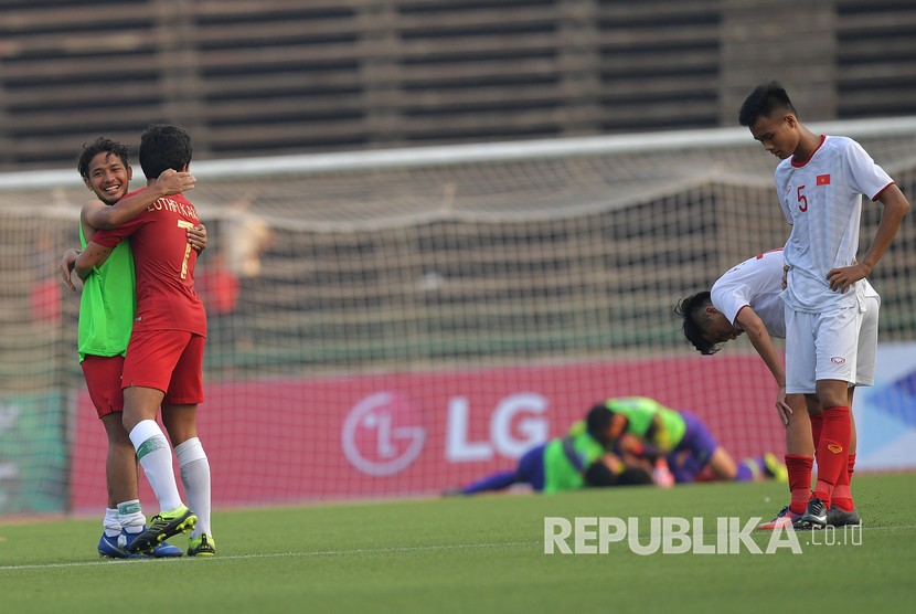  Pemain Timnas U-22 Indonesia Muhamad Lutfi Kamal Baharsjah (kedua kanan) berpelukan dengan rekannya Gian Zola (kiri) seteleah memenangkan pertandingan Semi Final Piala AFF U-22 melawan Vietnam di Stadion Nasional Olimpiade Phnom Penh, Kamboja, Ahad (24/2/2019).