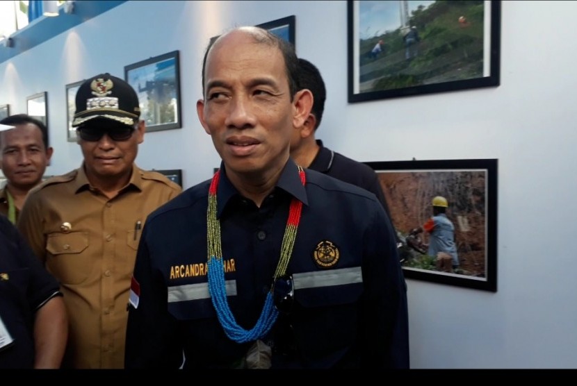 Listrik Pedesaan: Wakil Menteri ESDM Arcandra Tahar saat menghadiri Peresmian listrik pedesaan di Desa Bosua dan Beriulou, di Kabupaten Kepulauan Mentawai, Senin (25/2)| 