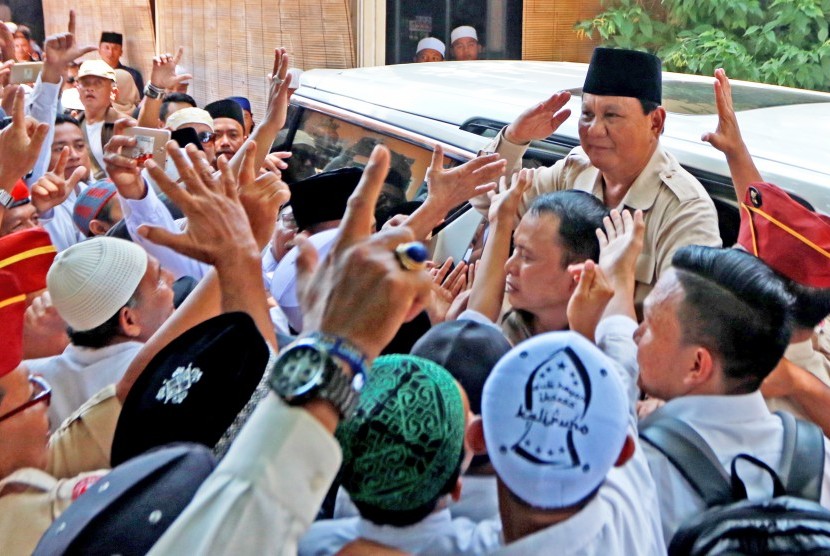 Kunjungan Prabowo Subianto: Calon Presiden nomor urut 02 Prabowo Subianto menyapa pendukungnya saat berkunjung ke Pondok Pesantren Syalafiah Syafi'iyah Sukorejo, Situbondo, Jawa Timur, Senin (25/2/2019).