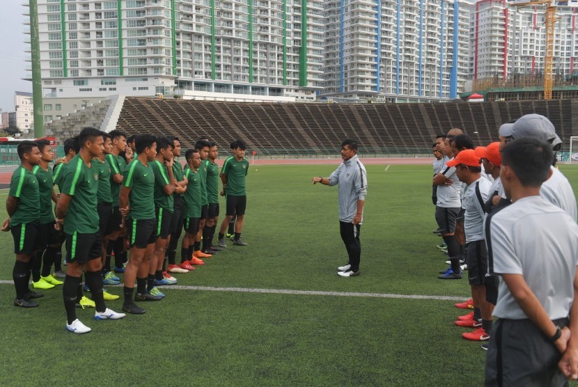 Persiapan Timnas U-22: Pelatih Timnas U-22 Indra Sjafri (tengah) memberi arahan kepada pemain dalam latihan menjelang pertandingan babak Final Sepak Bola AFF U-22 di Stadion Nasional Olimpiade, Phnom Penh, Kamboja, Senin (25/2/2019).