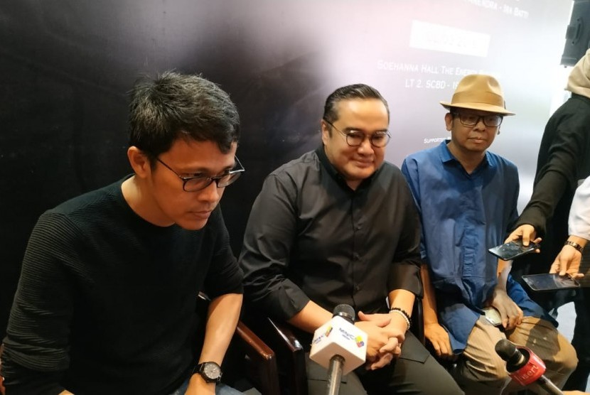 Konser Chandra: Dari kiri, Tohpati, Chandra Satria, Ari Tulang dalam Konferensi Pers Konser Chandra di Jakarta, Selasa (26/2). 
