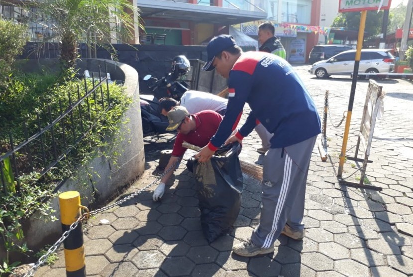 Wali Kota Sukabumi Achmad Fahmi memimpin gerakan bersih-bersih kota dengan memungut sampah di Jalan RE Martadinata Kota Sukabumi Selasa (26/2).