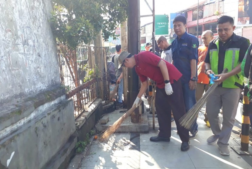 Wali Kota Sukabumi Achmad Fahmi memimpin gerakan bersih-bersih kota dengan memungut sampah di Jalan RE Martadinata Kota Sukabumi Selasa (26/2).